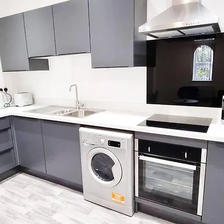Free Parking - Cosy 2-br Flat Near Salford Royal Apartment