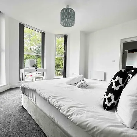 Free Parking - Cosy 2-br Flat Near Salford Royal * Manchester
