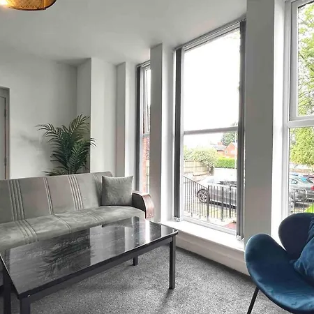 Free Parking - Cosy 2-br Flat Near Salford Royal Apartment Manchester