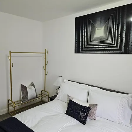 2-bed House Sleeps 4 20 Min To Centre *