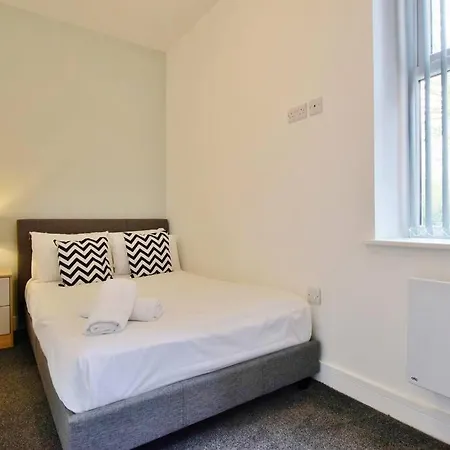 Free Parking - Spacious 2-br Close To Salford Royal * Manchester