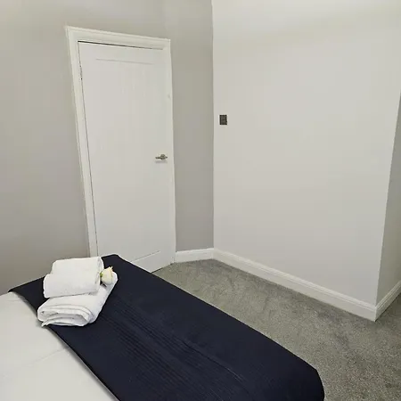Manchester 2-Bed House Sleeps 4 20 Min To Centre *