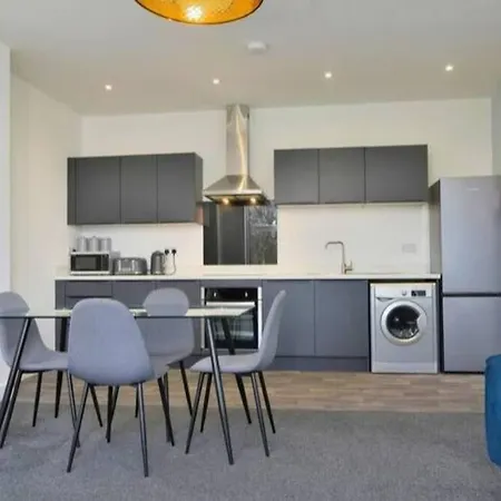 Free Parking - Beautiful 2-br Flat In Apartment *