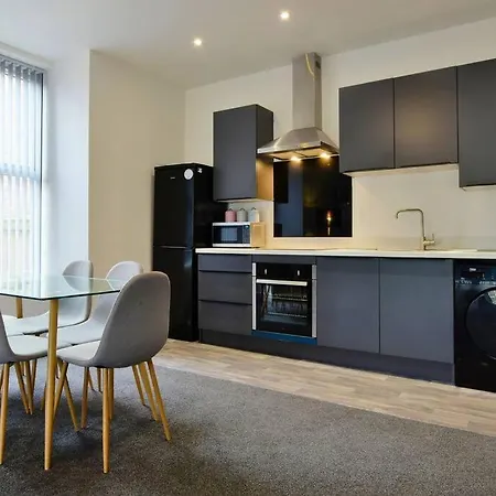 Free Parking - Spacious 2-br Close To Salford Royal * Manchester