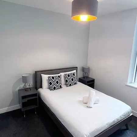 Free Parking - Stunning 2-br Near Salford Royal Apartment Manchester