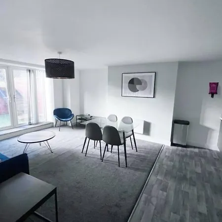 Free Parking - Lovely 2-br Flat Near Salford Royal