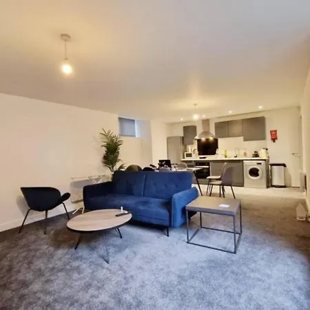 Apartment Free Parking - Stunning 2-br Near Salford Royal Manchester
