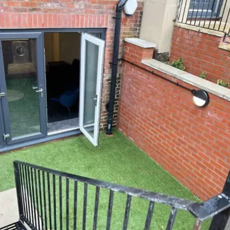 Free Parking - Stunning 2-br Near Salford Royal Apartment