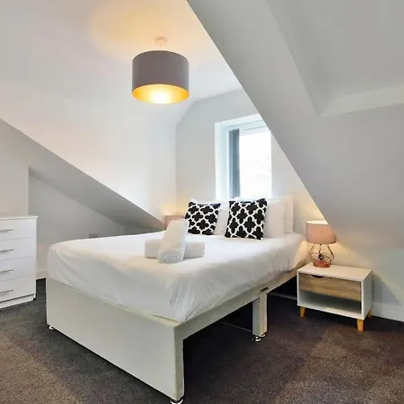 Apartment Free Parking - 1 Bedroom Salford Royal Sleeps 4 *