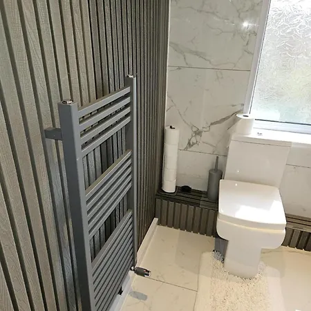Manchester 2-Bed House Sleeps 4 20 Min To Centre Holiday home