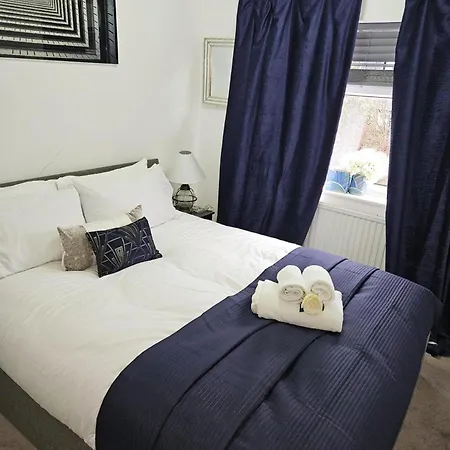 2-bed House Sleeps 4 20 Min To Centre Hébergement de vacances Manchester
