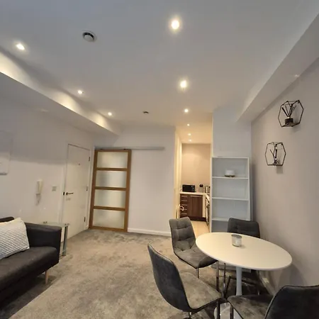 Modern 1- Bed In City Centre *