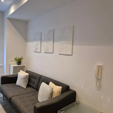 Modern 1- Bed In City Centre Apartment *
