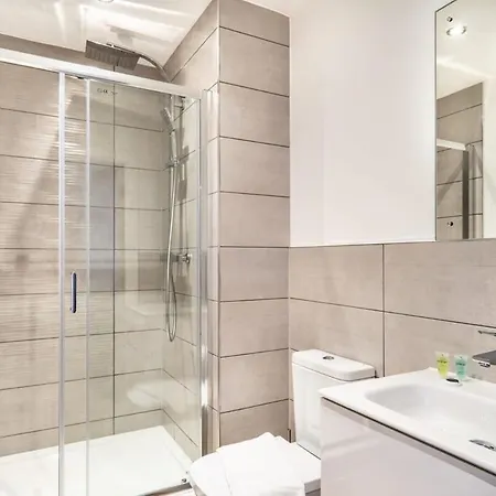 Stayzeni, Alexandra Rise Roomy 1 Bed *