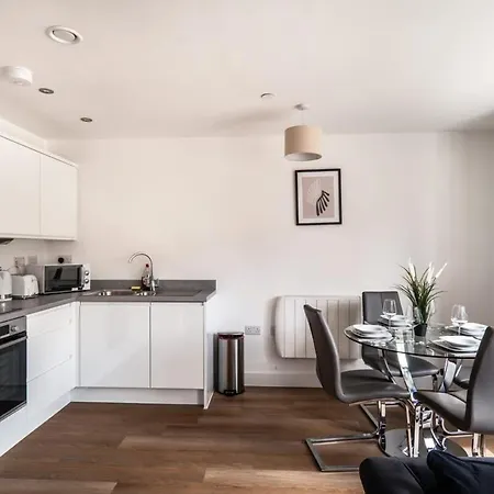 Stayzeni, Alexandra Rise Roomy 1 Bed