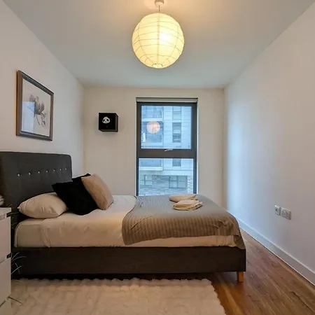 Luxurious 2-bed Haven With Balcony & Free Parking شقة