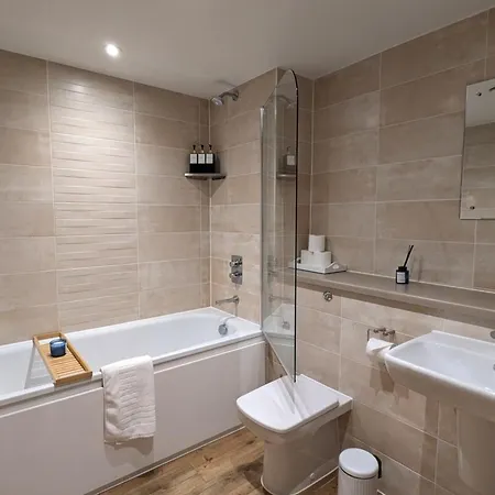 Apartment Luxurious 2-bed Haven With Balcony & Free Parking *