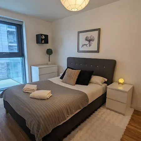 Luxurious 2-bed Haven With Balcony & Free Parking * Manchester
