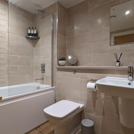 Luxurious 2-bed Haven With Balcony & Free Parking Apartment *