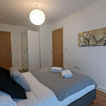 Luxurious 2-bed Haven With Balcony & Free Parking * Manchester