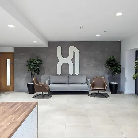 Luxurious 2-bed Haven With Balcony & Free Parking Appartement *