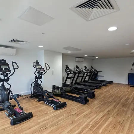 شقة Luxurious 2-bed Haven With Balcony & Free Parking *