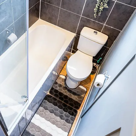 Stylish 2 Bed House 7mins To City Center 아파트 *