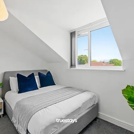 6 Sarah House By Truestays - 2 Bedroom - Free Wifi & Parking *