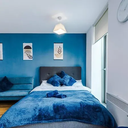 Stylish Media Studio, Sleeps 3, Darts Board, Smart Tv, Long Term Disc *