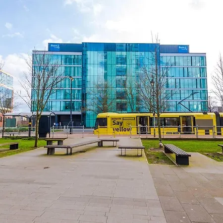 Stylish Media Studio, Sleeps 3, Darts Board, Smart Tv, Long Term Disc * Manchester