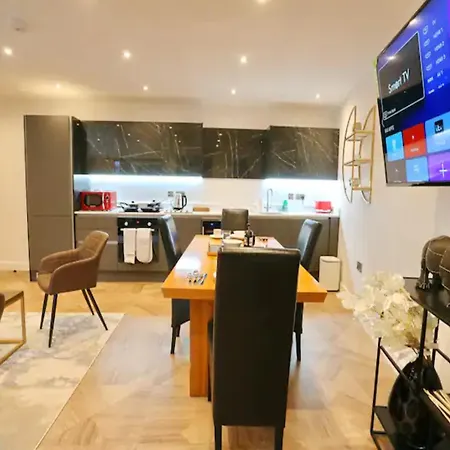 Pass The Keys Superking Bed Penthouse Perfect For Couples Apartment *