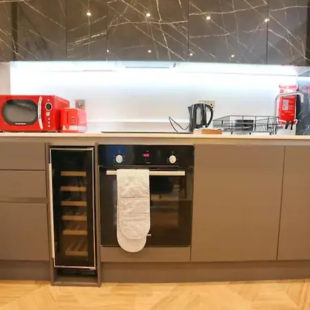 3 Bed Flat 8 Min Walk To Centre - Pass The Keys *