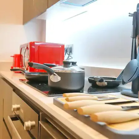 3 Bed Flat 8 Min Walk To Centre - Pass The Keys