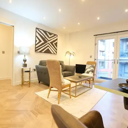 3 Bed Flat 8 Min Walk To Centre - Pass The Keys *