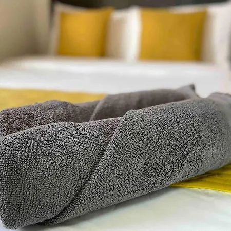 Semesterbostad Free Parking - Near Coop Live, Etihad - Comfy 3-bed House In