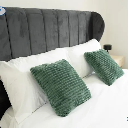 Lovely 3 Bed For Contractors, Families, Groups - Gated Parking *