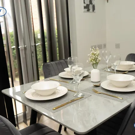 Lovely 3 Bed For Contractors, Families, Groups - Gated Parking Manchester