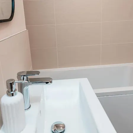 Entire 2 Bedroom And 2 Bathroom In -free Underground Parking マンチェスター