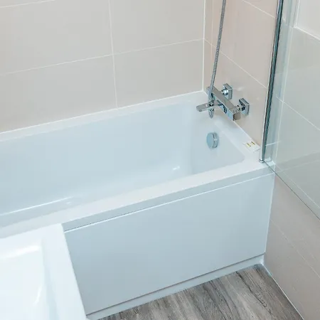 Entire 2 Bedroom And 2 Bathroom In -free Underground Parking アパート *