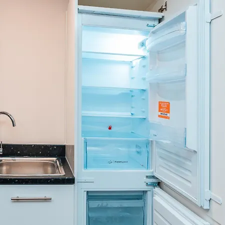 Entire 2 Bedroom And 2 Bathroom In -free Underground Parking * マンチェスター