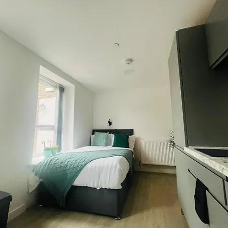 Modern Minimalist Studio In Stretford アパート