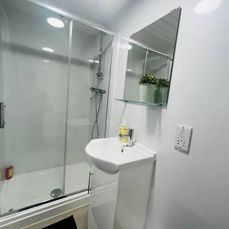 Modern Minimalist Studio In Stretford *
