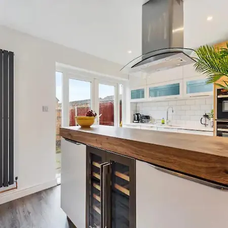 Pass The Keys Chic 3-bedroom Retreat By Etihad Stadium And New Coop Live Arena Holiday home *