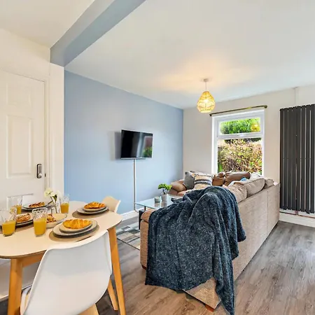 Pass The Keys Chic 3-bedroom Retreat By Etihad Stadium And New Coop Live Arena