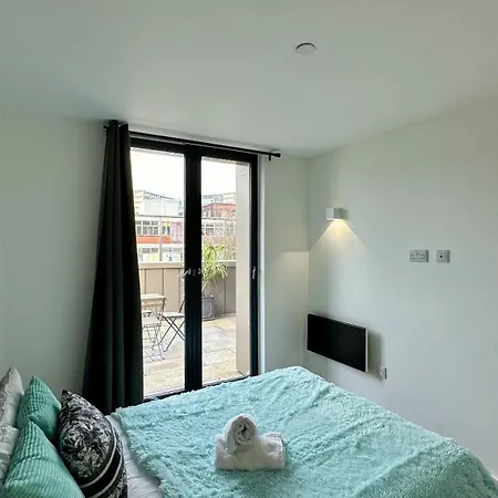 Lux Livin' - Luxury 2 Bed With Sky Garden Apartment