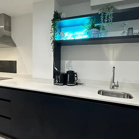 Lux Livin' - Luxury 2 Bed Apartment With Sky Garden Manchester