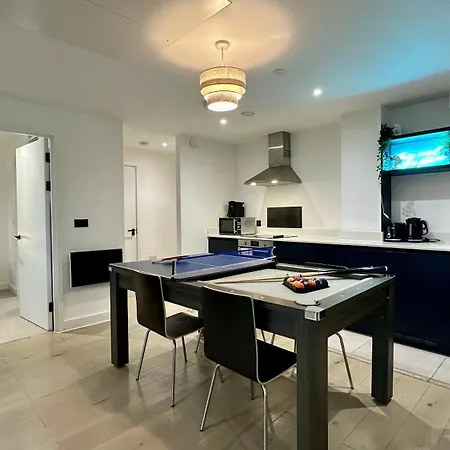 Lux Livin' - Luxury 2 Bed Apartment With Sky Garden