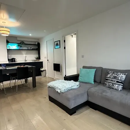 Lux Livin' - Luxury 2 Bed With Sky Garden 맨체스터