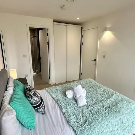 Lux Livin' - Luxury 2 Bed With Sky Garden 맨체스터