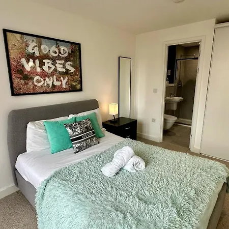 Lux Livin' - Luxury 2 Bed With Sky Garden Apartment